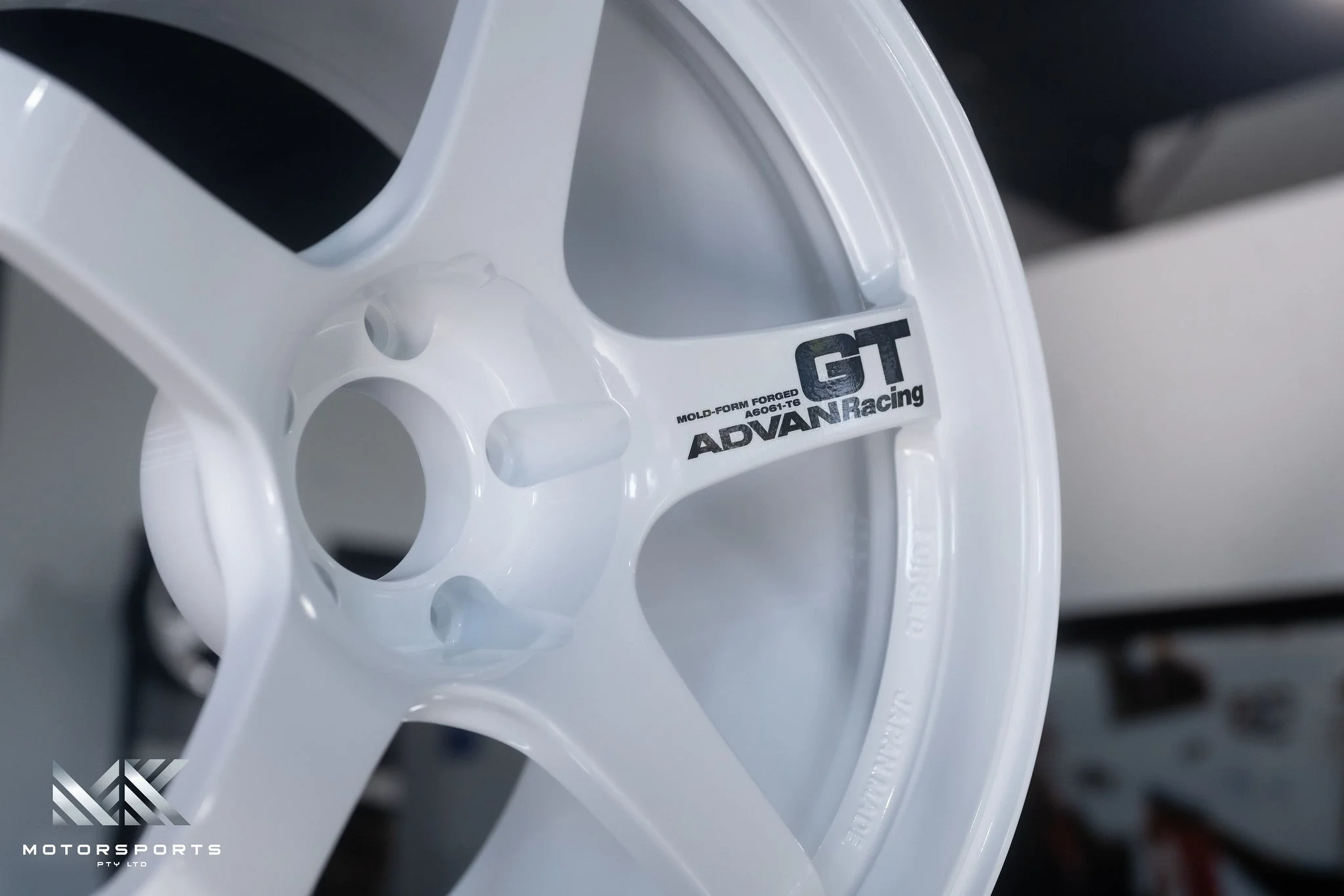 Advan GT 18x11 +15 5x114.3 Racing White - Image 4